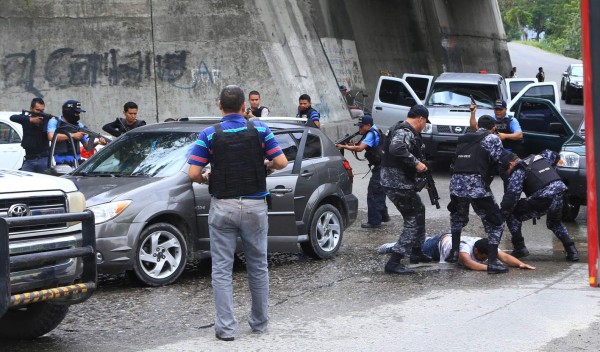 Capturan a dos hombres con un saco de supuesta droga en San Pedro Sula